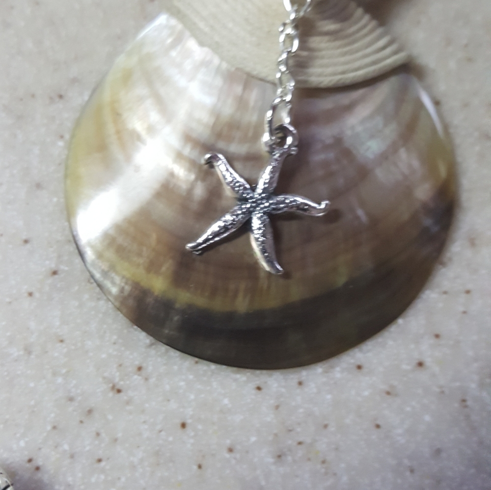 Gorgeous mother of pearl pendant with starfish